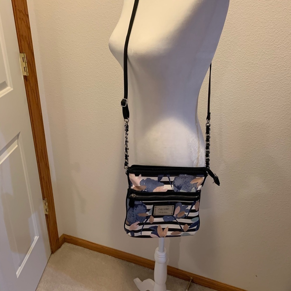 Nicole Miller Crossbody. Pretty Floral. 9.5x8.5​​​​​​​​​​​​​​​​​​​​​​
